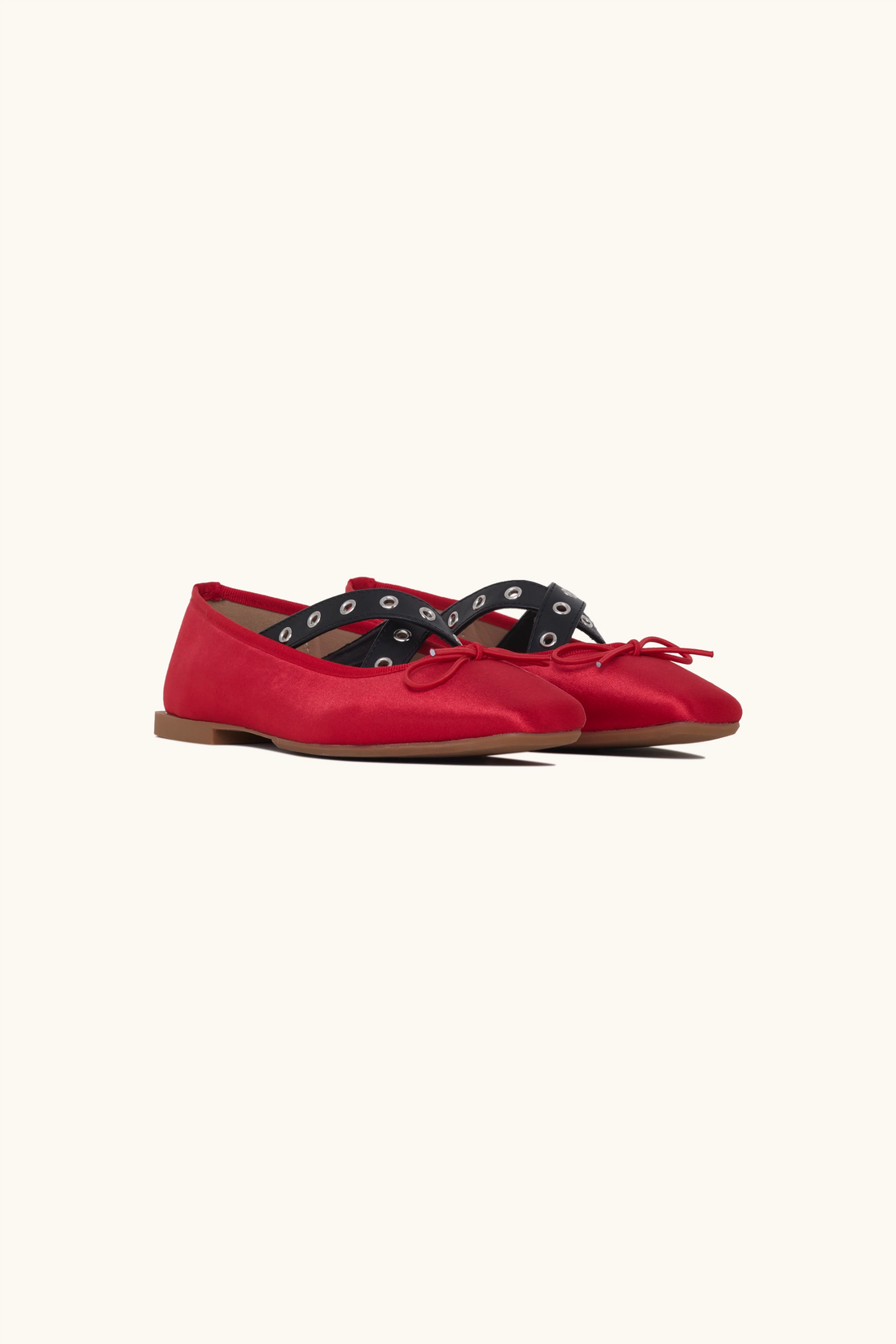 Ballerines à brides croisées et détail œillets rouge